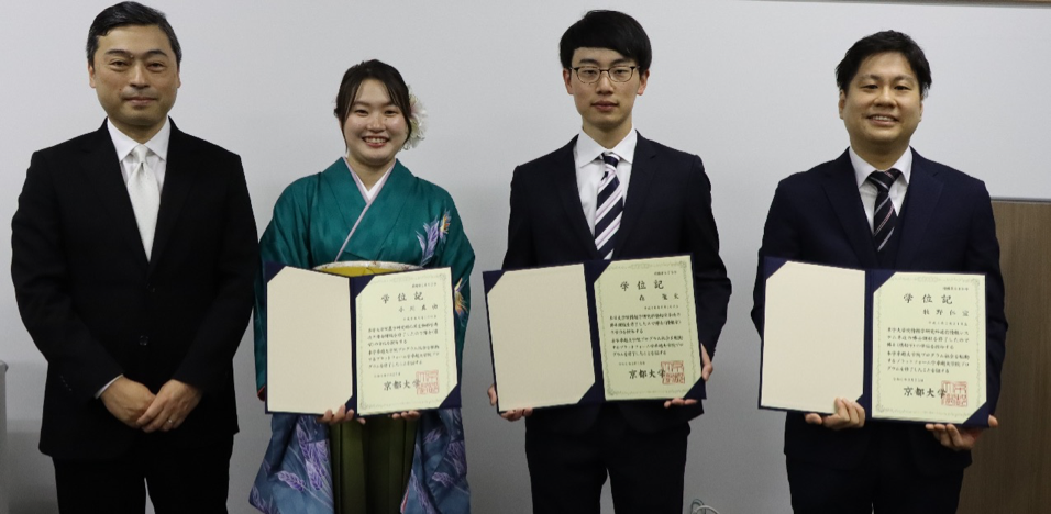 原田博司プログラムコーディネーター、小川真由さん、森聖太さん、牧野仁宣さん