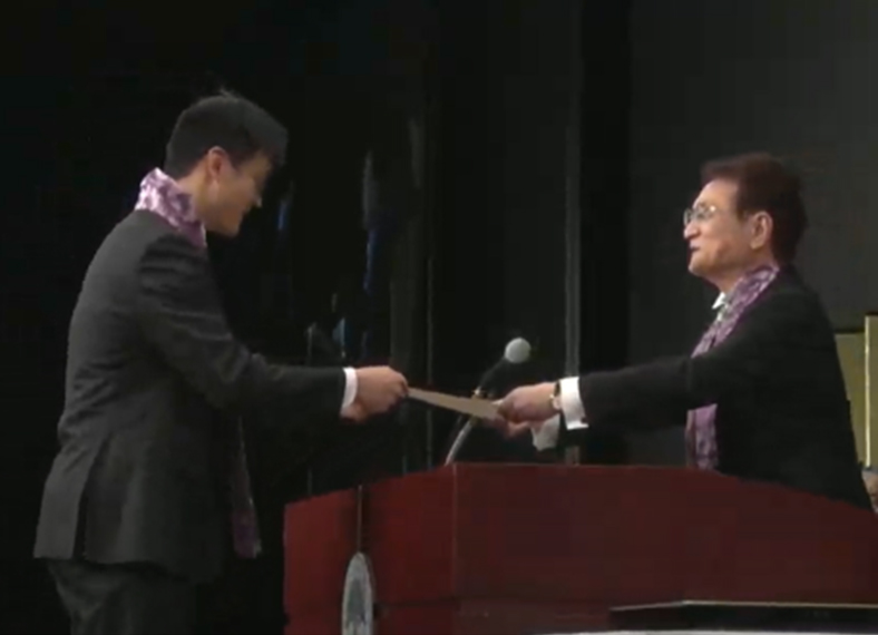 4人の履修生がプログラムを修了しました。